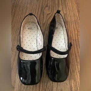 H&M Girls size 2 Black Dress Shoes with Glossy Finish